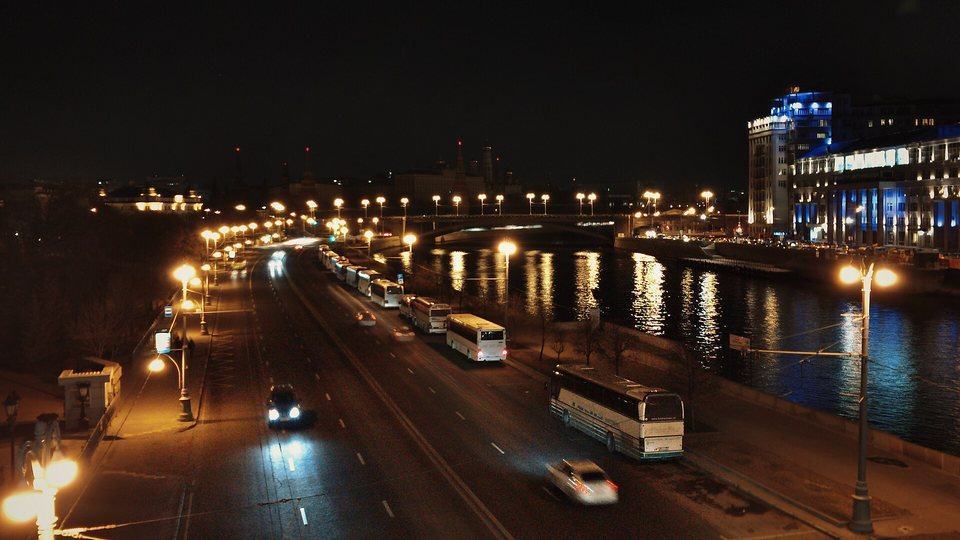 Автомобиль бизнес-класса на ночной улице Москвы